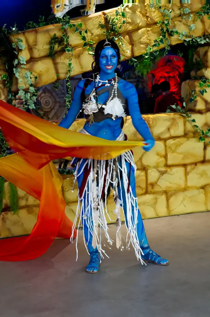 Figura intera della performer con costume ispirato ad Avatar.