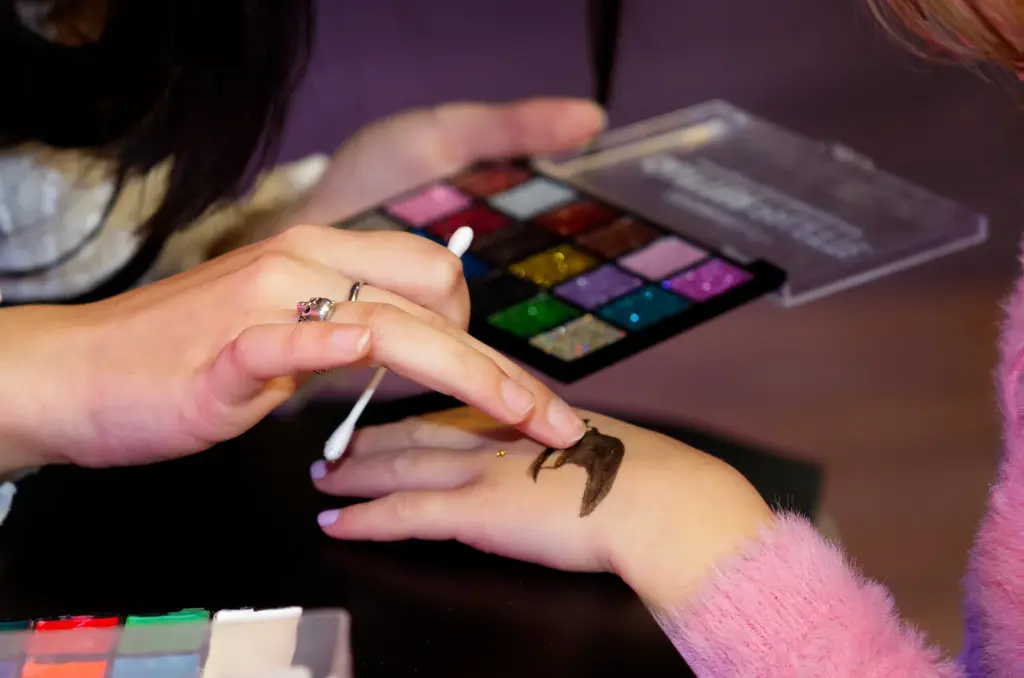 Dettaglio di un trucco decorativo applicato su una mano.