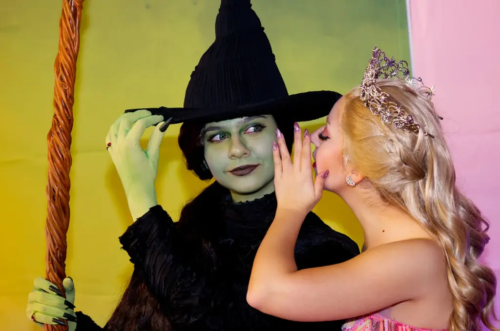 Due personaggi in costume, uno con cappello da strega e uno con una corona.