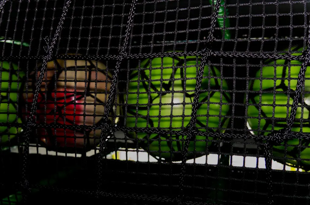 Un percorso gioco con una rete e rulli colorati.