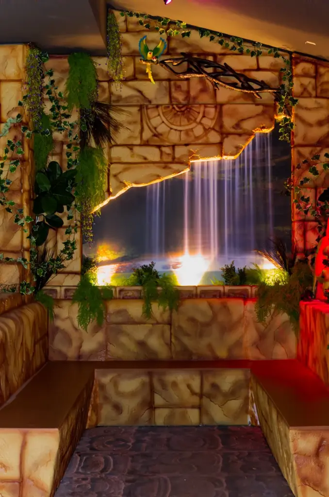 Un ambiente scenografico con pareti decorate e illuminazione calda.